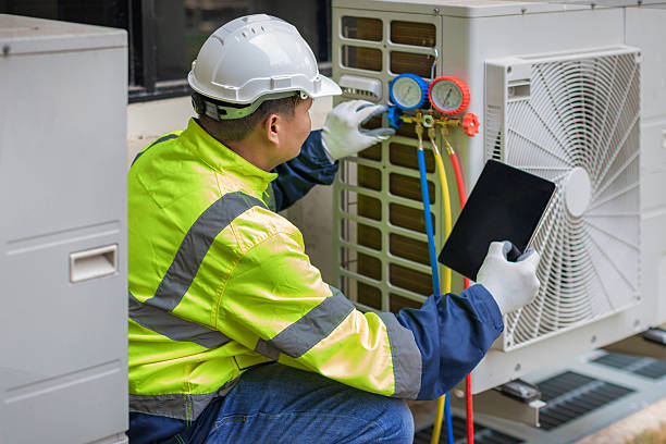 Professional Hvac technician working in Lake Park, FL